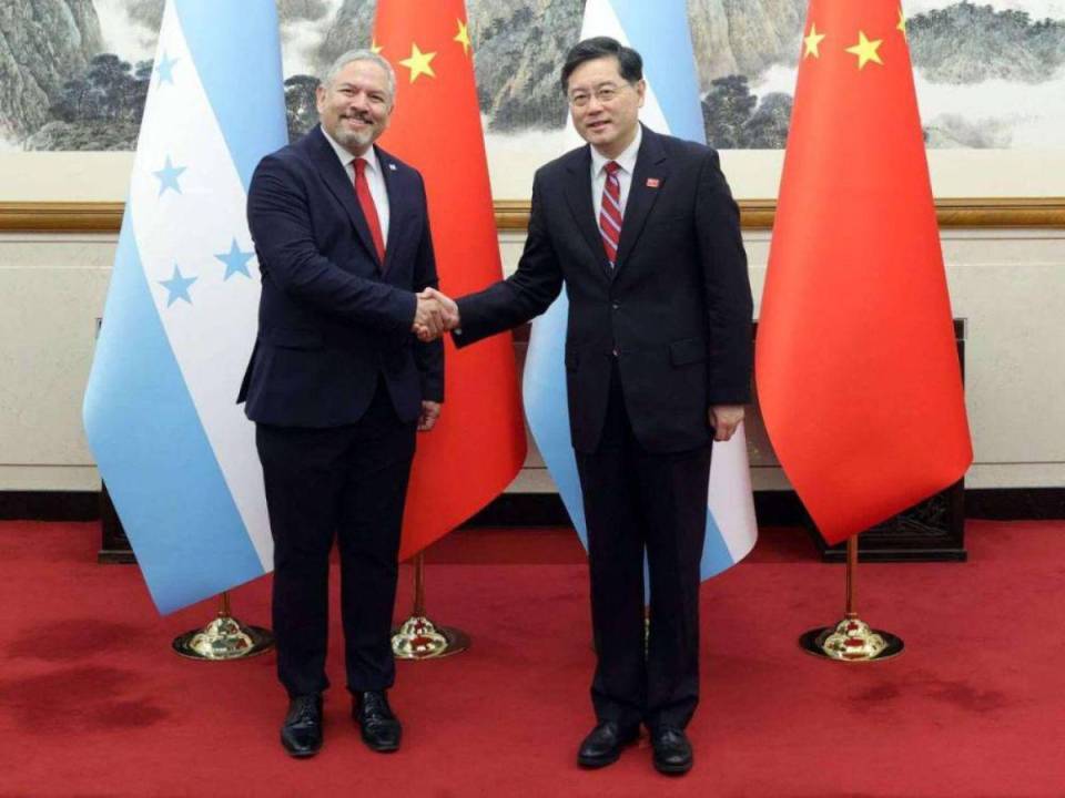 Imagen de archivo del canciller Eduardo Enrique Reina y el ministro de Relaciones Exteriores de China, Qin Gang, cuando sellaron relaciones diplomáticas el 26 de marzo.