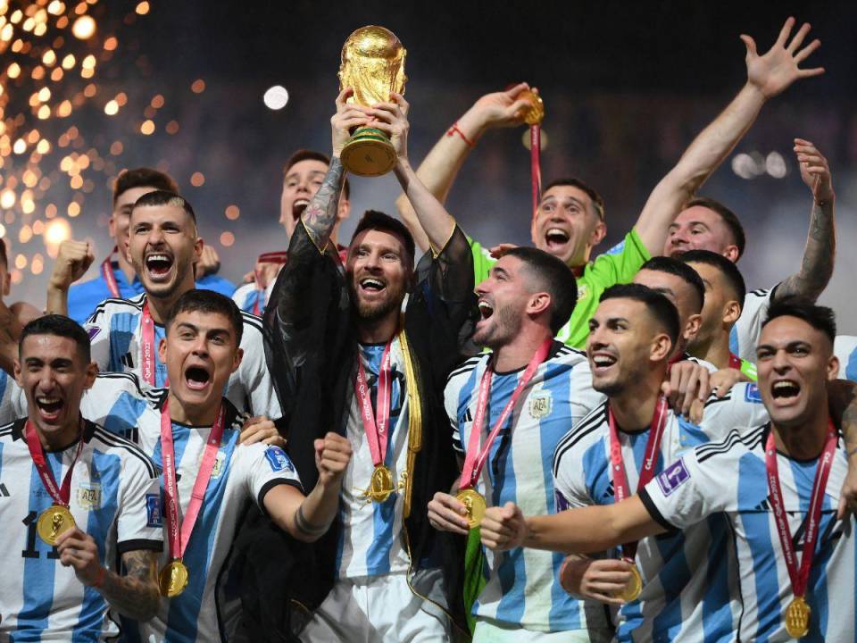 Los futbolistas de la selección argentina celebran la obtención del título de campeones del mundo.