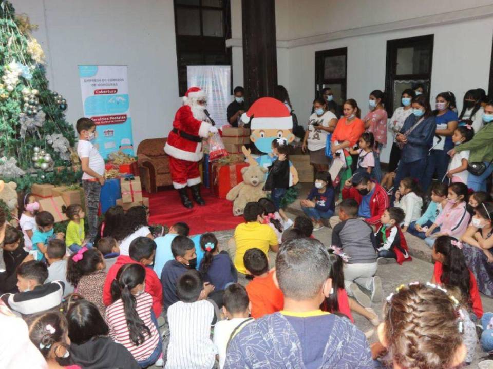 Todos aquellos niños y niñas que se portaron muy bien durante todo el año reciben un lindo regalo, los niños son llamados a recibir una sorpresa de las manos de Santa Claus.
