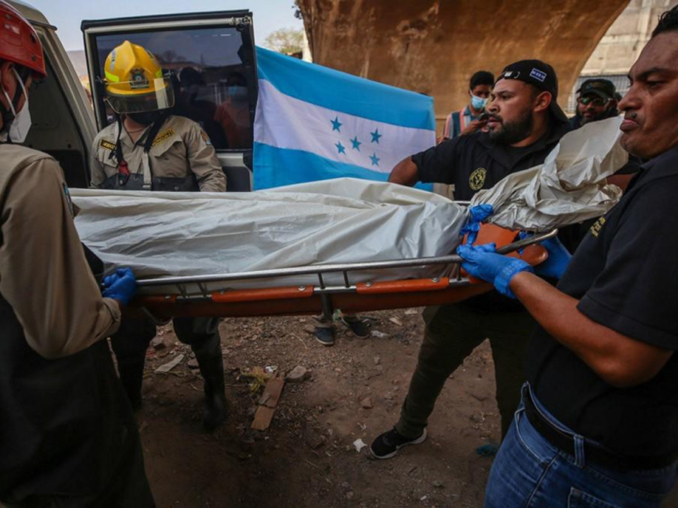 Fiscales en protesta realizaron el levantamiento del cadáver de un hombre que permaneció en el río por más de 30 horas debido a las protestas de los trabajadores de Medicina Forense.