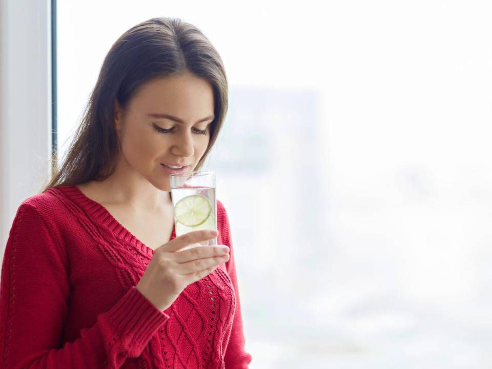 Beber agua con limón cada día no es respuesta a la búsqueda de pérdida de peso, pero sí aporta otros considerables beneficios.