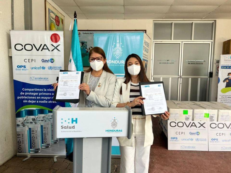 La subsecretaría de Salud, Suani Montalván, se encargó de recibir la donación realizada por la Alianza para las vacunas (Gavi) a través del mecanismo COVAX.