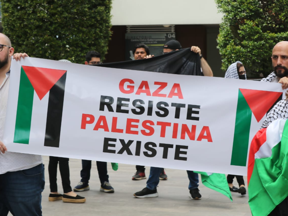 Decenas de manifestantes se presentaron esta mañana en la entrada de la Embajada de Israel en el Centro Cívico Gubernamental , en forma de protesta por la problemática actual que se está enfrentando entre las Fuerzas de Defensa Israelí y las milicias de Hamas, en la Franja de Gaza.