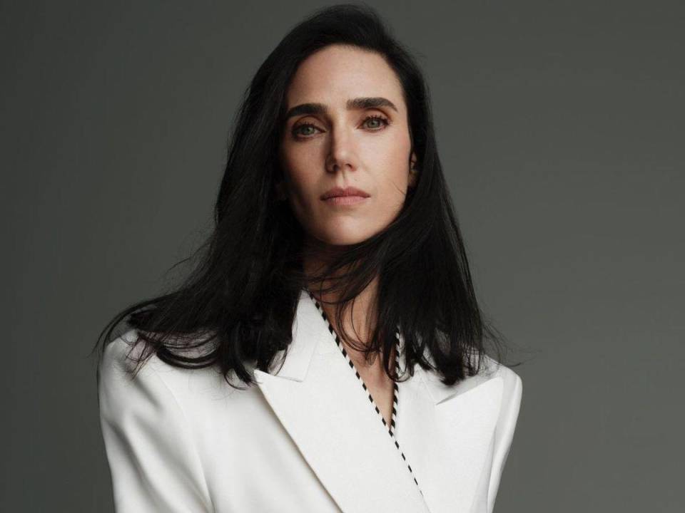 A sus 52 años, Jennifer Connelly se luce en un bikini negro y desata reacciones en las redes.