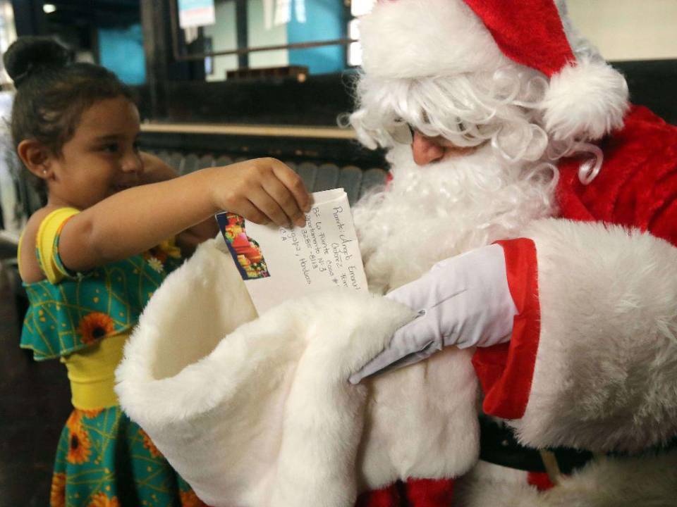 Durante la entrega de la carta, la pequeña Nazareth no podía dejar de ver el rostro de su personaje favorito, San Nicolás.