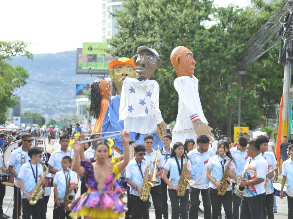 Las bandas de los colegios pusieron la música en el desfile.