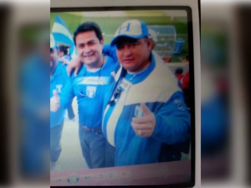 El exagente de la <b>DEA,</b> Steve Balog, reveló esta fotografía del expresidente de Honduras, Juan Orlando Hernández, junto al narcotraficante Miguel Arnulfo Valle en el Mundial de Sudáfrica 2010.