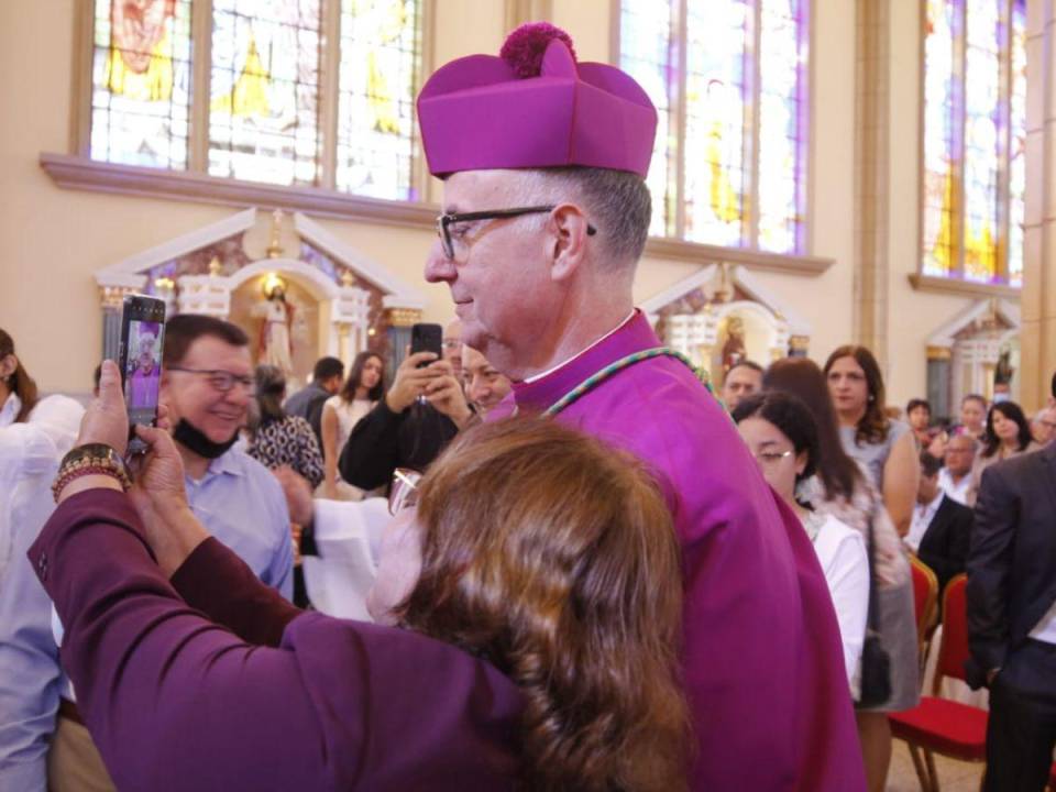 Los fieles capitalinos recibieron con mucha emoción al nuevo arzobispo.