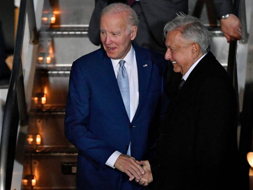 Biden fue recibido por el presidente de México, Andrés Manuel López Obrador.
