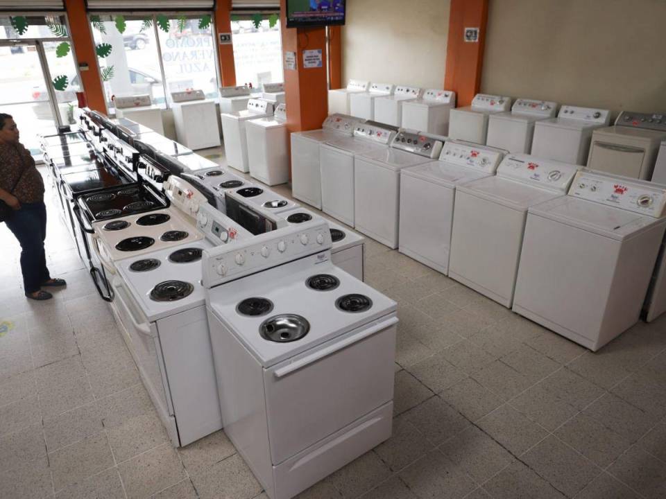 En los negocios donde se ofrecen electrodomésticos de segunda mano se encuentran diversas marcas y precios competitivos, los vendedores indican que también ofrecen garantías.