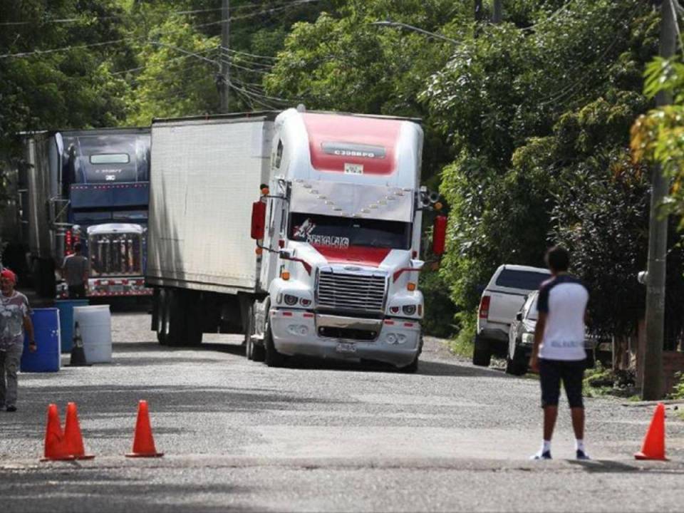 Varios conductores de transporte de carga pesada están varados en la frontera entre Honduras y Nicaragua, ya que en Costa Rica les niegan el ingreso.