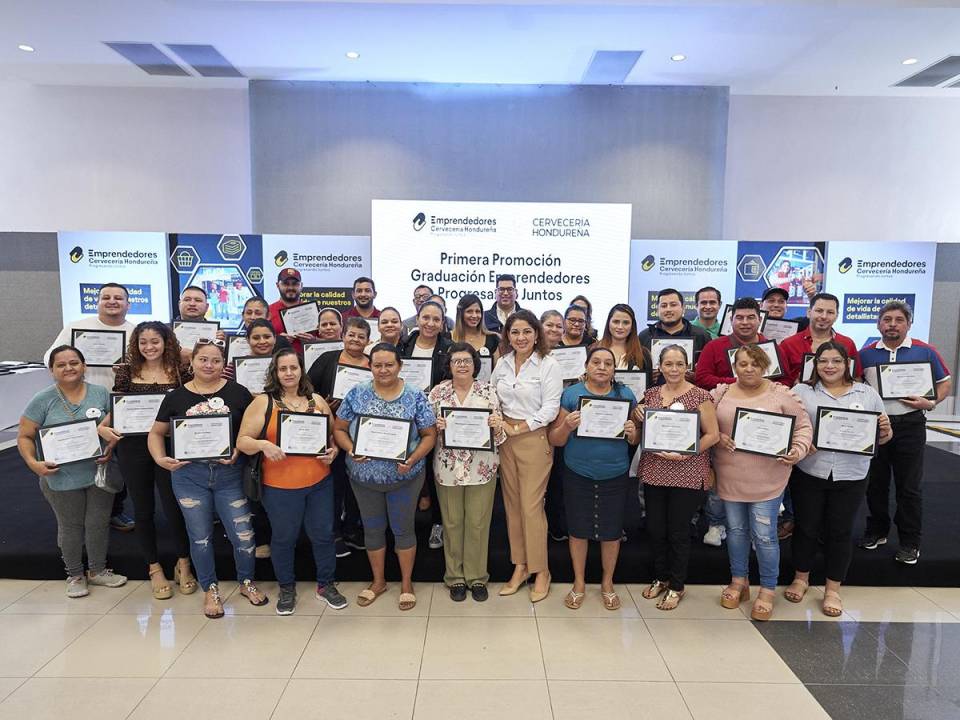 Cervecería Hondureña realizó la primera graduación de 250 clientes beneficiados del programa Emprendedores Progresando Juntos.