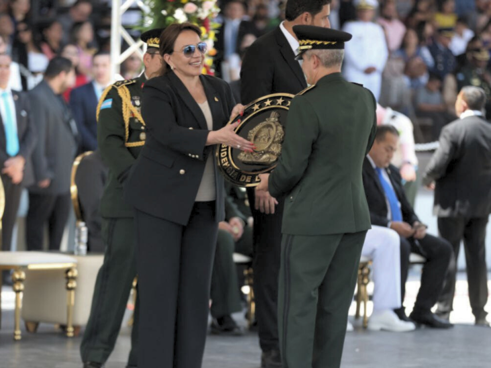 Con la llegada de la presidenta de la República, Xiomara Castro, y con la presencia de las tropas, se dio inicio a la ceremonia de Ascensos de Oficiales Generales y Oficiales Superiores en las Fuerzas Armadas de Honduras.