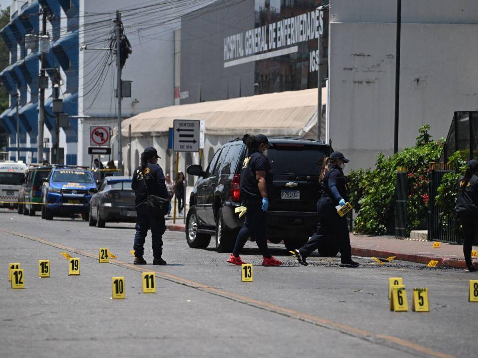 Agentes supervisan la escena del ataque para las investigaciones posteriores.