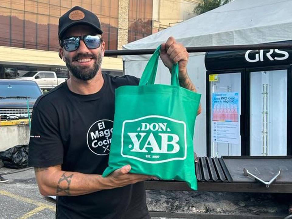 El reconocido chef argentino, Pablo Villar, conocido en el ámbito como “El Mago Cocina”, con su kit de producto Don Yab.