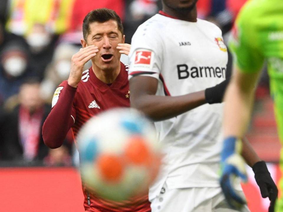 El delantero polaco del Bayern de Múnich, Robert Lewandowski (L), reacciona durante el partido de fútbol de la primera división de la Bundesliga alemana entre el Bayern de Múnich y el Bayer Leverkusen.