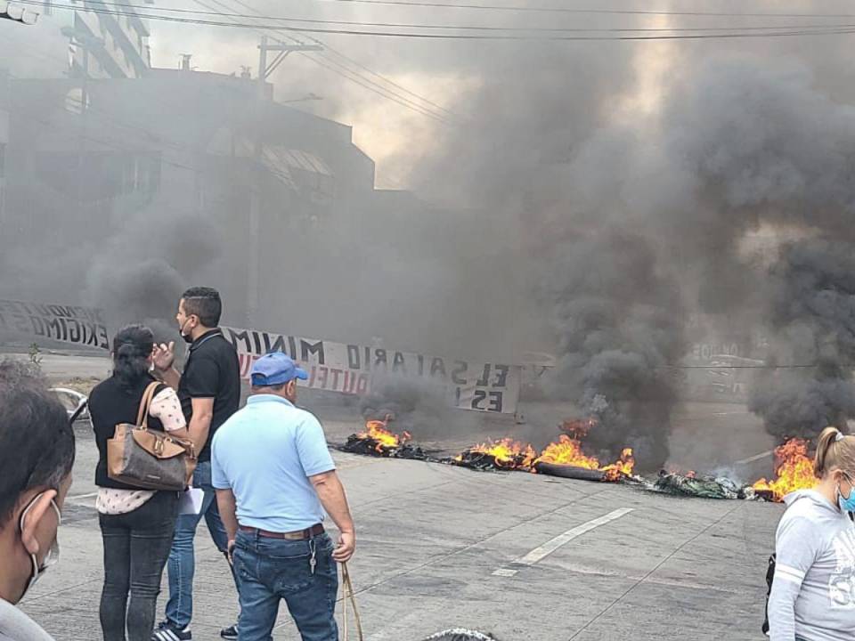 Los dos carriles del bulevar Resistencia Popular fueron bloqueados.