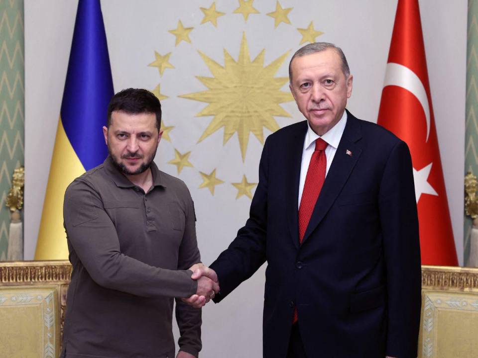 El presidente turco, Recep Tayyip Erdogan (derecha), saluda al presidente ucraniano Volodymyr Zelensky en la mansión Vahdettin en Estambul el 7 de julio de 2023.