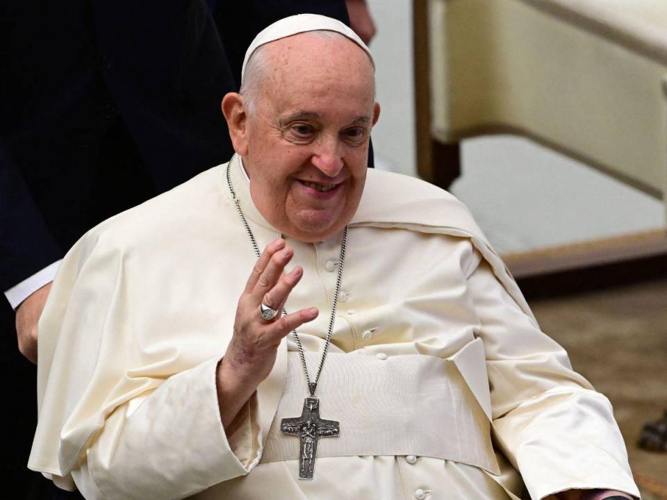 El papa Francisco dijo que aunque no tiene fiebre sigue tomando antibióticos .