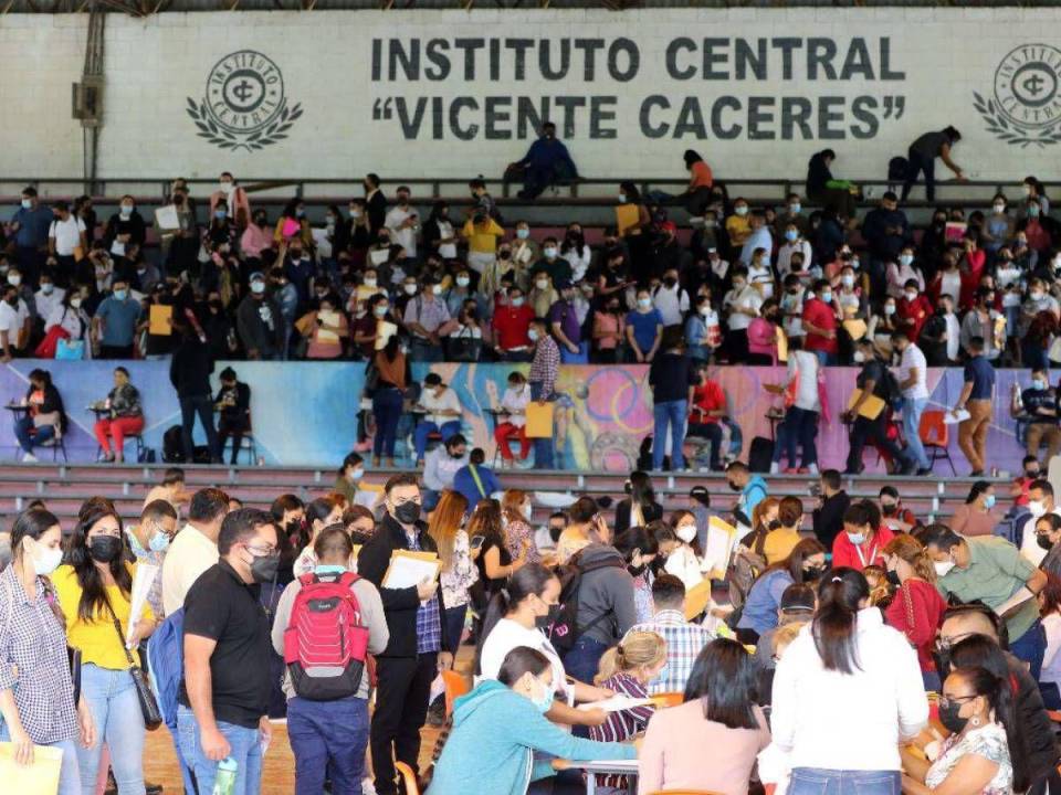 Javier Torres, integrante de la Junta Nacional de Selección Docente, manifestó que de esa cantidad son cerca de 11,000 maestros que están desempleados,