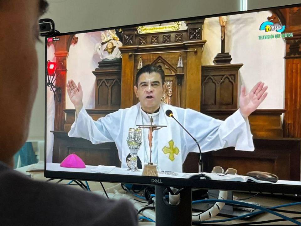 Un hombre ve la misa de monseñor Rolando Alvarez a través de Facebook en Matagalpa, Nicaragua, el 5 de agosto de 2022.
