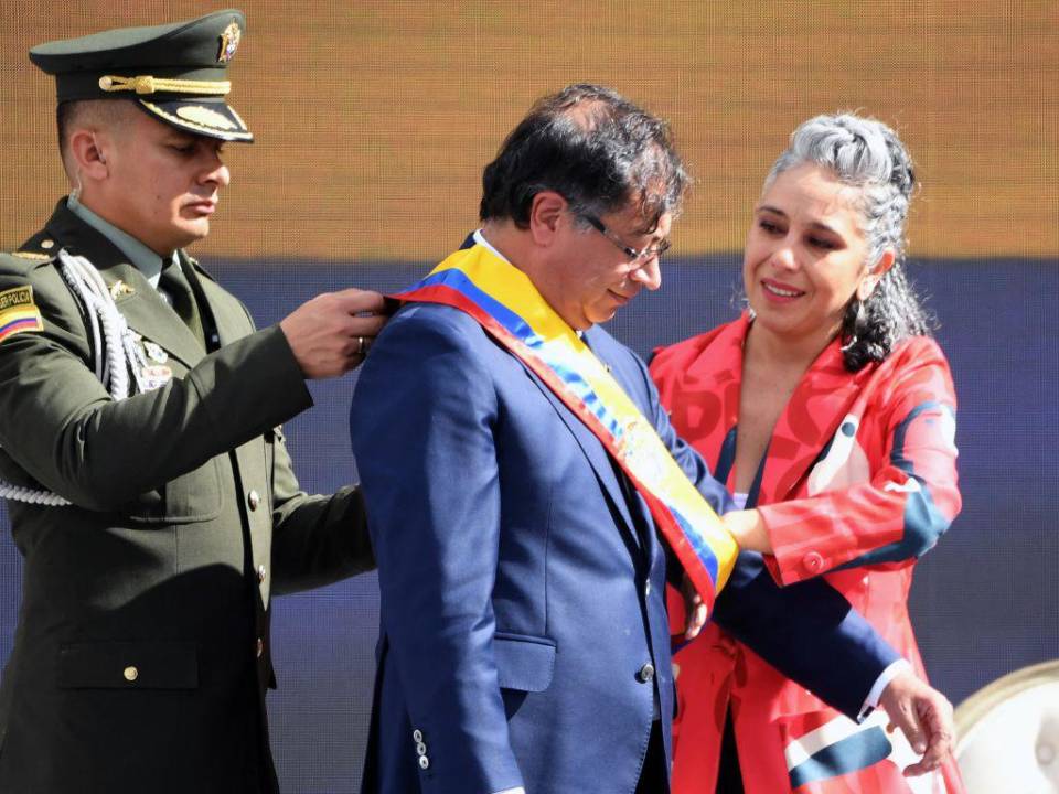 Gustavo Petro al momento de recibir la banda presidencia que lo acredita como nuevo mandatario de Colombia.