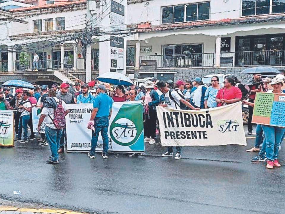 Los docentes llegaron ayer a protestar frente a Casa Presidencial, pidieron a la presidenta Xiomara Castro y al ministro de Educación que les atiendan y que les cumplan sus peticiones.