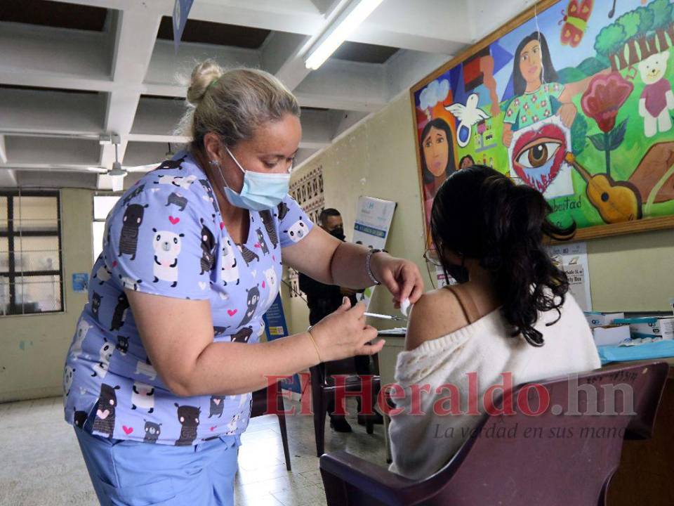 En los centros de salud del país se están aplicando las vacunas contra el covid-19 a la población infantil y adulta.
