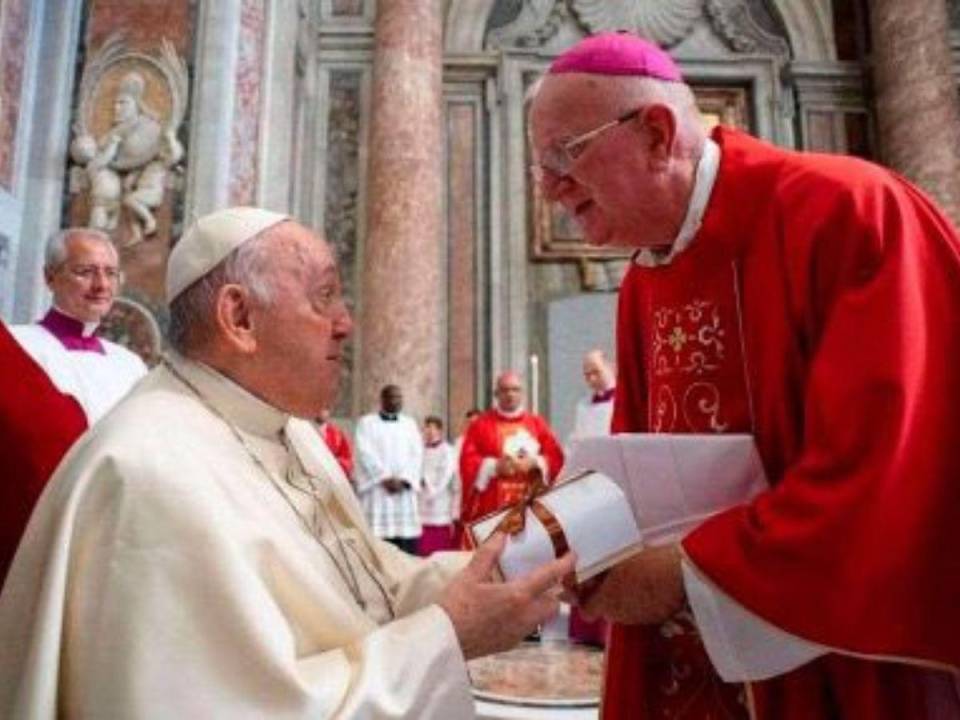 Momento en que el Monseñor Miguel Lenihan recibe el saludo del papa Francisco.