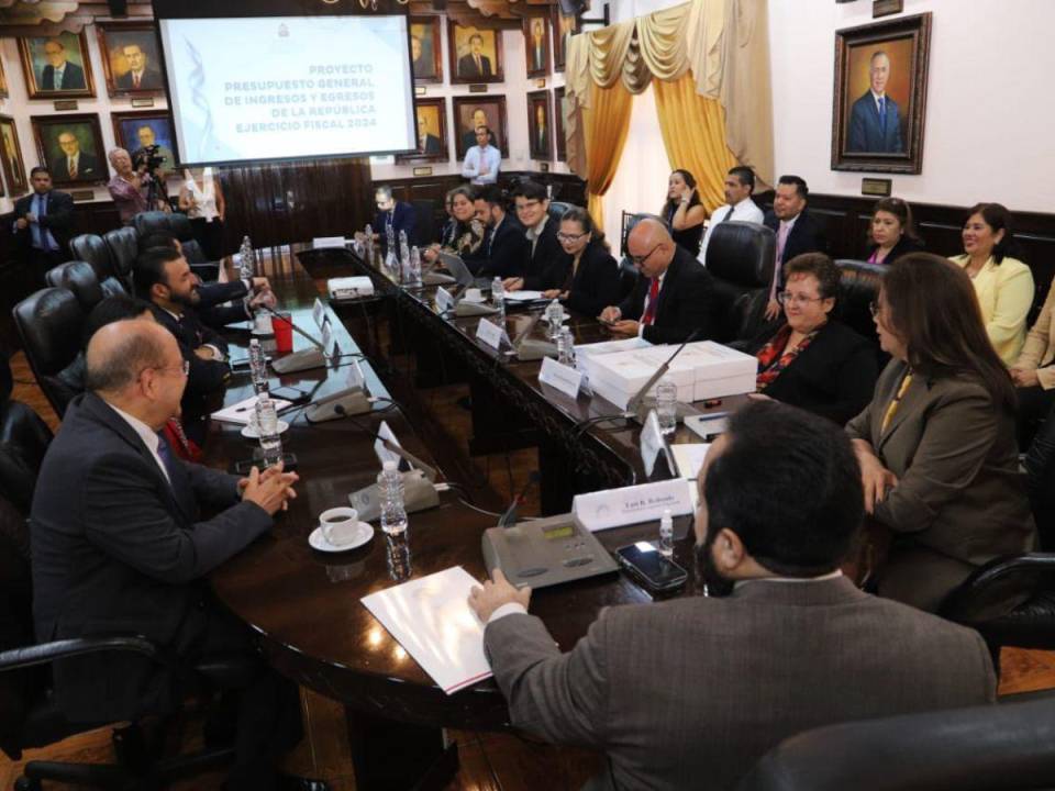 Autoridades de Sefin presentaron el proyecto del Presupuesto General de Ingresos y Egresos de la República para el ejercicio fiscal 2024.
