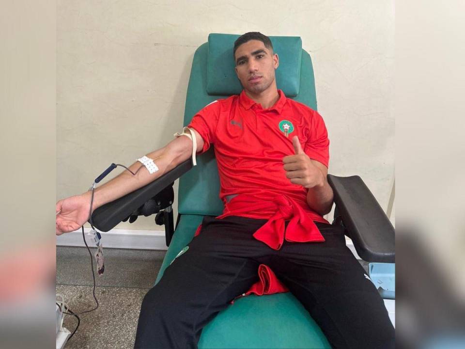 El jugador Achraf Hakimi donando sangre.