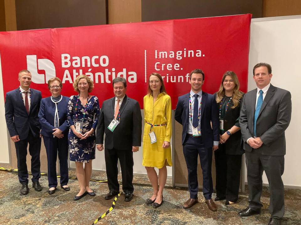 Jan Heinemann (DEG), Ildoira Bonilla (Banco Atlántida), Constanze Kreiß (DEG), Guillermo Bueso (Banco Atlántida), Monika Beck (DEG), Sebastian Leimbach (DEG), Maria Jose Agüero (Banco Atlántida), Jose Fernando Mendoza (Banco Atlántida).