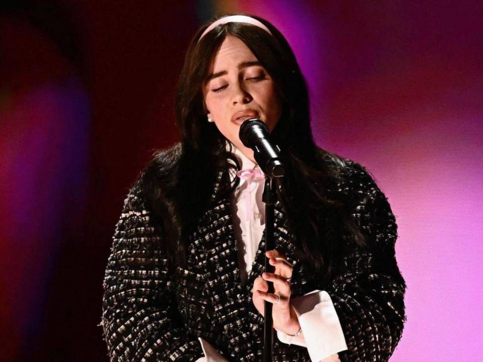 La cantante realizó una emotiva aparición en el escenario de los premios Oscar en su edición 2024.