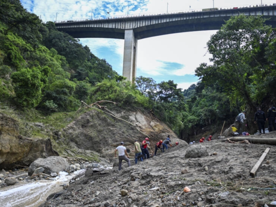 Rescatistas trabajan en la búsqueda de desaparecidos por el desbordamiento de un río en Ciudad de Guatemala.