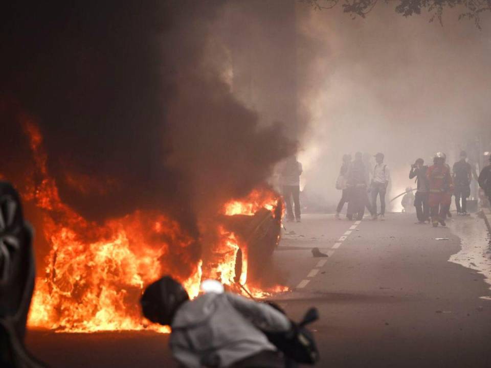 Durante las nueve noches de disturbios, se quemaron miles de autos, se incendiaron edificios públicos y se saquearon tiendas.