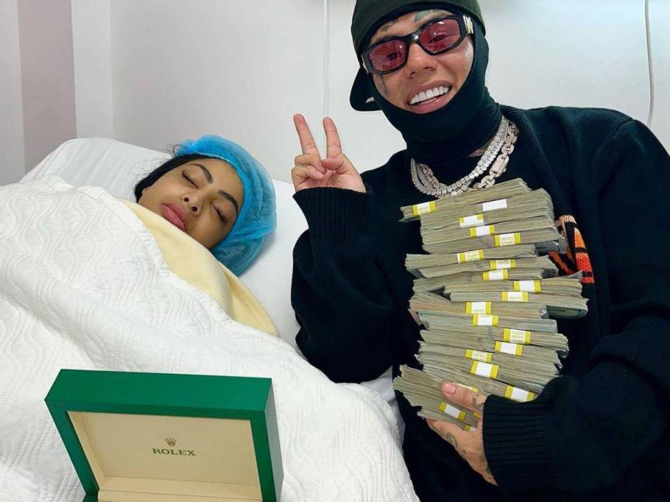 Tekashi junto a los costosos regalos que le regaló a Yailin en su cumpleaños 21.