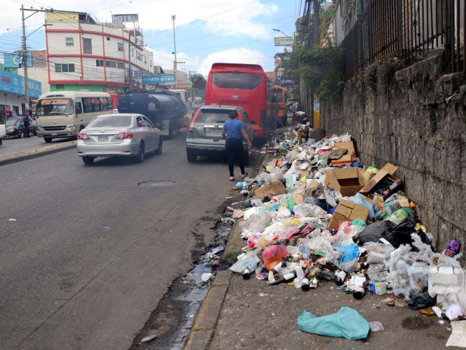 Un ciclo que parece nunca terminar se vive a diario en varias zonas de la ciudad, las personas lanzan su basura en las calles y luego la Alcaldía realiza la recolección de los desperdicios.