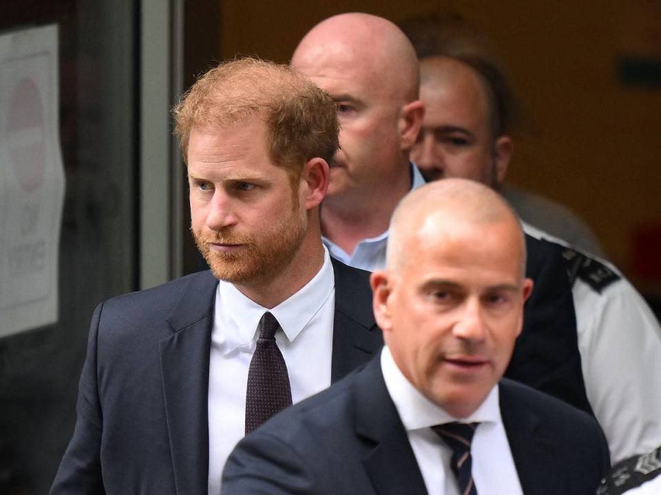 Vestido con traje gris y camisa blanca, el hijo menor de Carlos III, de 38 años, testificó durante cinco horas en la Alta Corte de Londres.