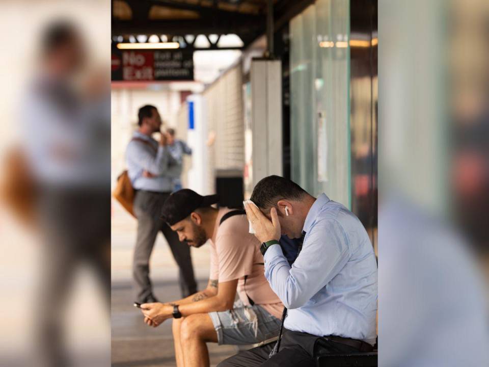 Durante una advertencia de calor excesivo, una persona que viaja en metro se seca el sudor en la estación de la Calle 36 en Queens, el 27 de julio de 2023.