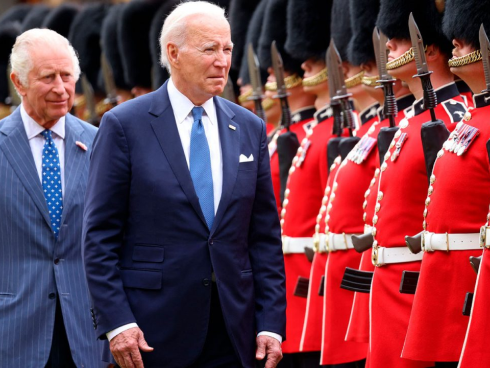 Joe Biden, y el rey Carlos III frente a una guardia de honor en Windsor.