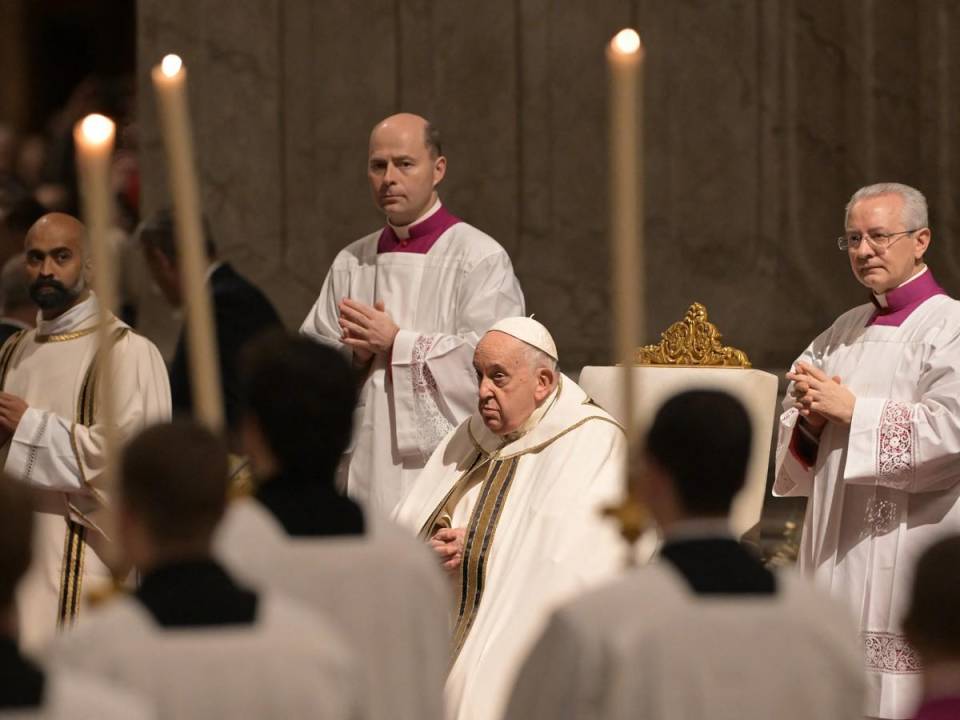 El papa Francisco celebró la tradicional Misa del Gallo en la basílica de San Pedro con el “corazón” en Belén.