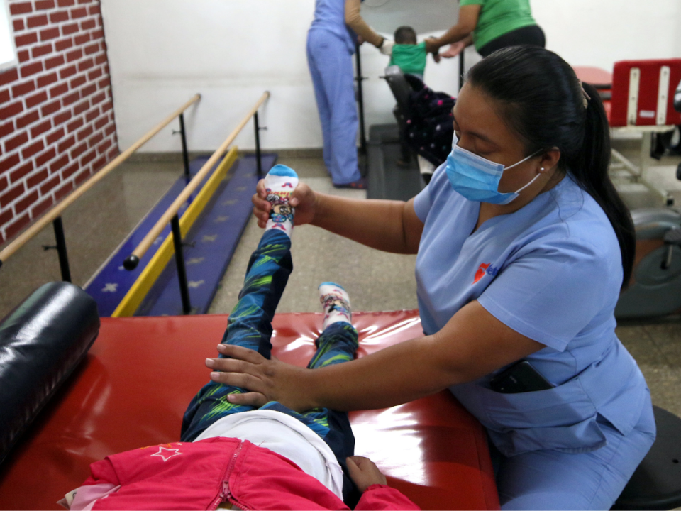 Teletón le facilita terapia a niños y adultos; a los pequeños trata de darles una atención integral.