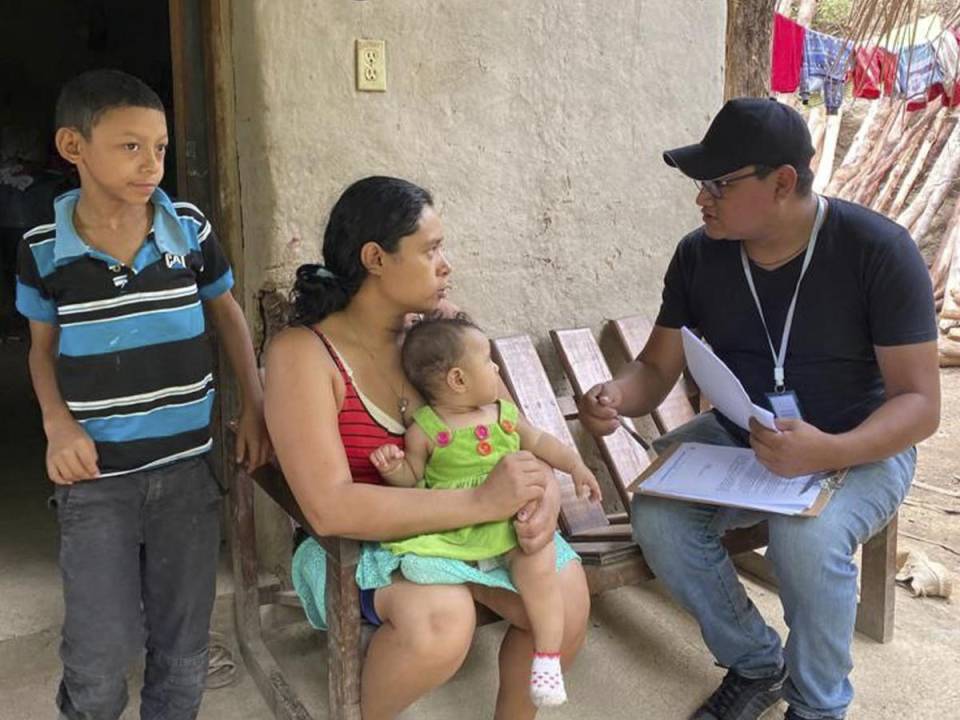 Esta familia podrá recibir una nueva casa con el programa de Vivienda digna en su aldea de El Guayabo en Pespire, tras ser entrevistados por un técnico de Convivienda.