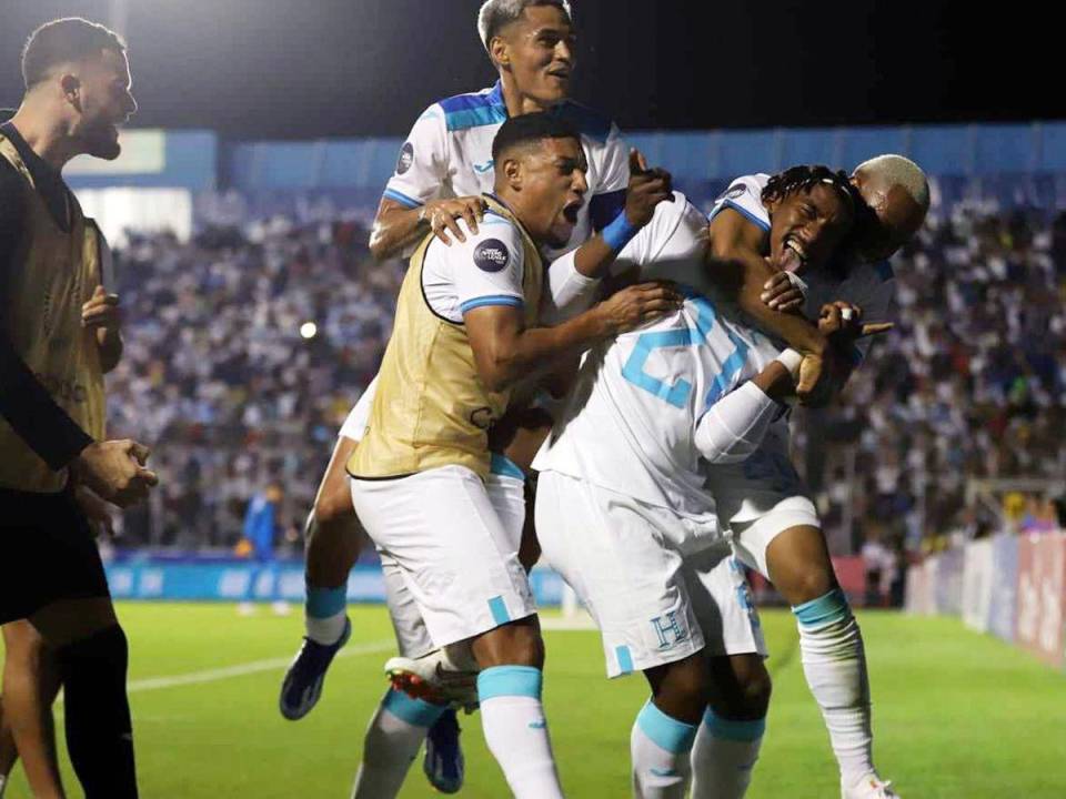 La Selección de Honduras festejando el segundo gol ante México en el Estadio Nacional de Tegucigalpa.