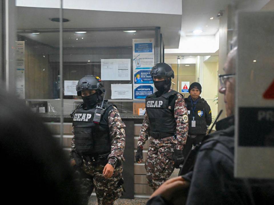 En la noche del pasado 5 de abril, militares y policías irrumpieron en la sede diplomática para llevarse al expresidente Jorge Glas, quién estaba solicitando asilo político a México desde diciembre del año pasado.