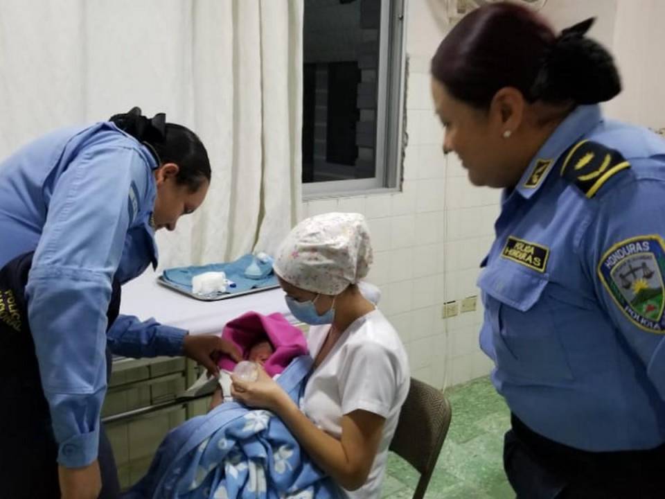 La recién nacida recibió atención médica y fue alimentada por el personal del centro hospitalario. Si las agentes no la encuentran a tiempo la bebé pudo haber muerto.