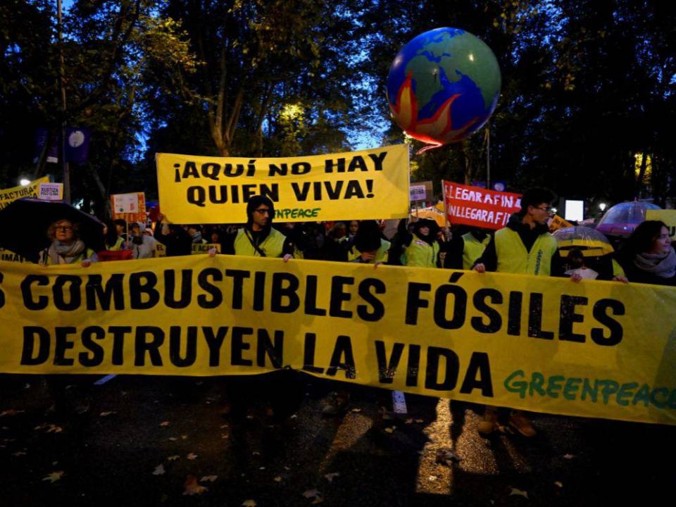 Los manifestantes sostienen una pancarta que dice “los combustibles fósiles destruyen la vida” durante una manifestación convocada por la red de ciudades europeas de la Alianza del Clima en Madrid.