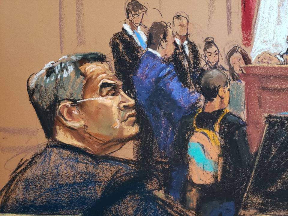 Usando su traje en tonos azul y bastante serio fue captado por los ilustradores el expresidente Juan Orlando Hernández este martes durante la selección del jurado en el inicio del juicio.