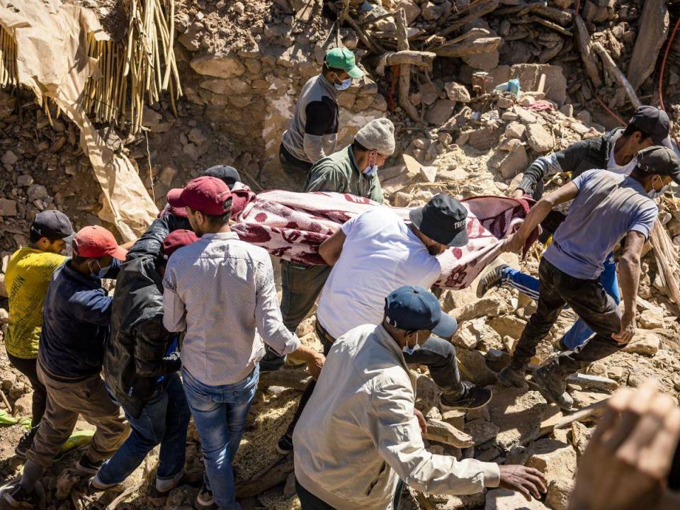 Los voluntarios recuperan un cuerpo entre los escombros de casas derrumbadas en Tafeghaghte, 60 kilómetros (37 millas) al suroeste de Marrakech, el 10 de septiembre de 2023, dos días después de que un devastador terremoto de magnitud 6,8 sacudiera el país.