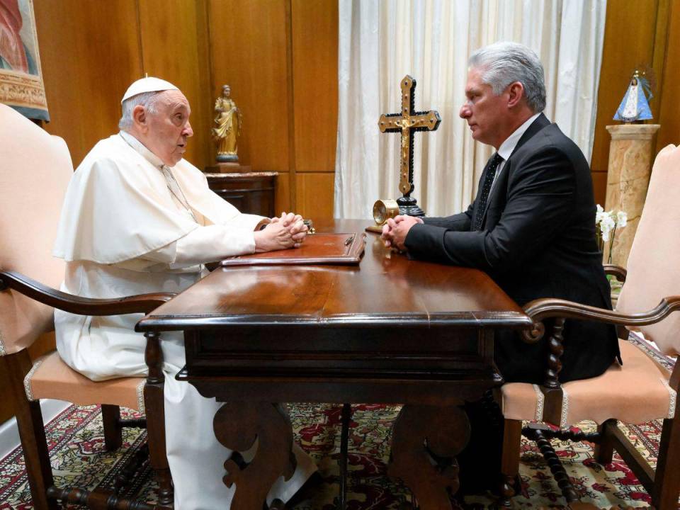 Según Díaz-Canel la reunión con el papa Francisco duró “poco más de 30 minutos” y “permitió constatar el positivo estado de las relaciones bilaterales”.